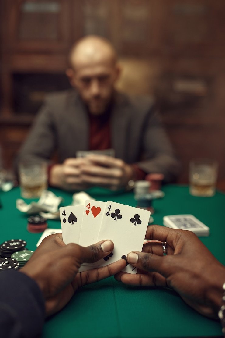 Dealer profesional salam 888 melempar tiga dadu di studio live Lightning Dice